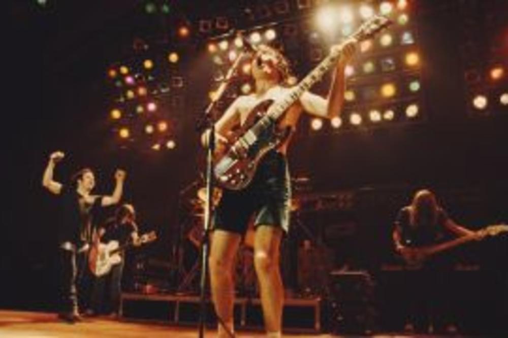 UMRO BASISTA GRUPE AC/DC: Ljubitelji muzike širom SVETA su u ŠOKU!
