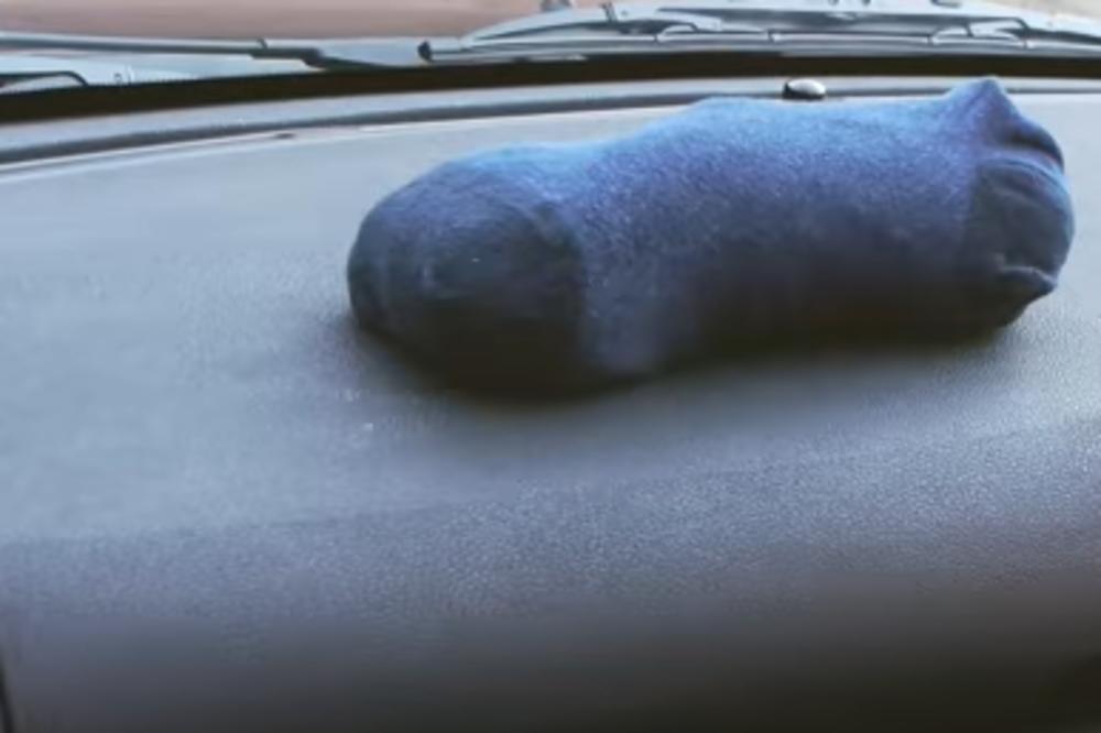 STIŽE ZIMA, SA NJIMA I ZAMAGLJENA STAKLA NA KOLIMA! Lako se rešava, TREBAJU VAM ČARAPE I JOŠ 1 STVAR (VIDEO)