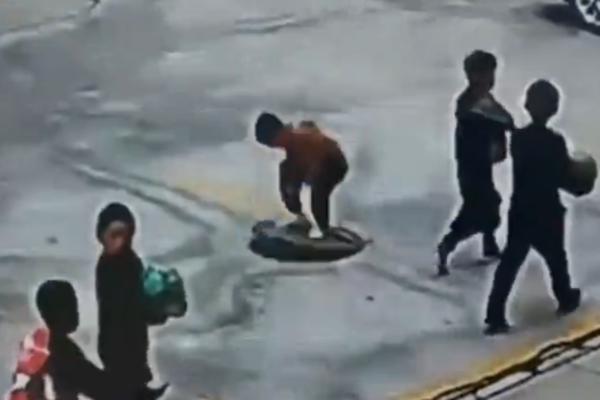 STRAVIČAN SNIMAK IZ KINE: Dečak se igrao sa petardama iznad šahta, a onda se desila KATASTROFA! (VIDEO)