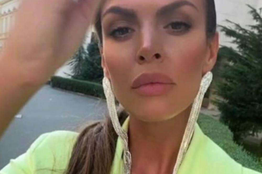 PLJUŠTE PROZIVKE, PEVAČICA NA STUBU SRAMA, IZBLAMIRALI JE! Na kraju morala da se RAZVEDE, pa prešla na žene