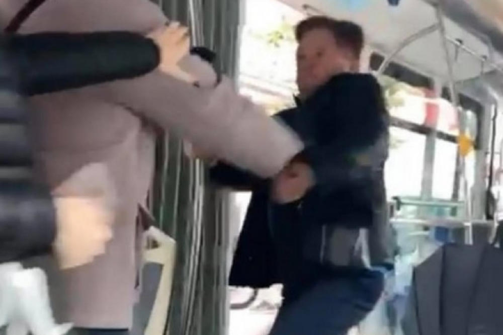 ČUVENI GLUMAC SE POTUKAO U TRAMVAJU: Sevale PESNICE, a razlog je bila KORONA! (VIDEO)