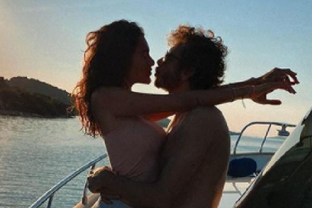 MOGLA BI DA MU BUDE ĆERKA, ALI NIJE: Šampion smuvao klinku od koje se gubi pamet! Za nju iznajmljuje avione, jahte!