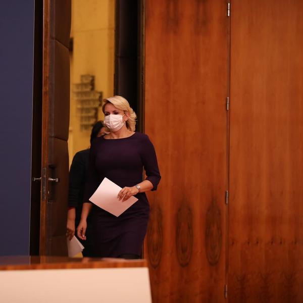 MORAĆEMO DA ŽIVIMO S MASKOM DO NAREDNOG PROLEĆA: Dr Kisić ocenila da ne smemo BITI SEBIČNI, vodimo računa o NJIMA