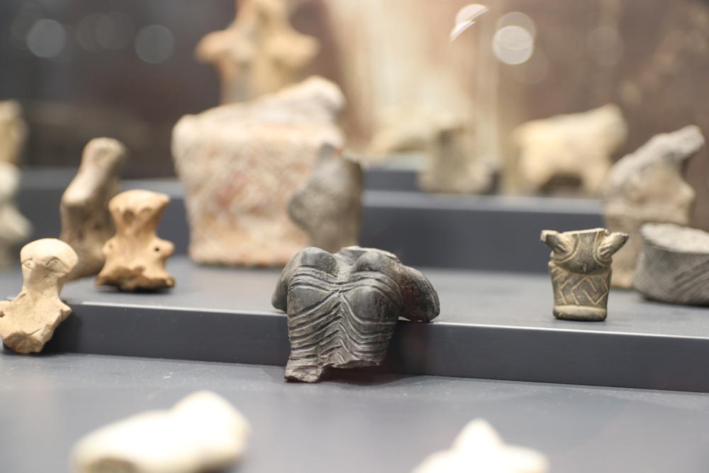 Figurina koja na sebi nosi mini suknju i duge čarape ili čizme