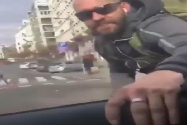 PA DA LI JE NORMALAN OVAJ BEOGRAĐANIN, IZGINUĆE: Pogledajte šta radi na GAZELI, nema ni KACIGU! (FOTO) (VIDEO)