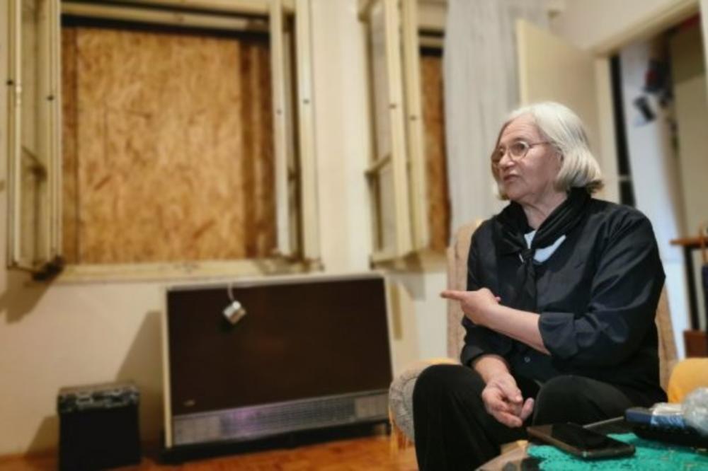 ŽIVA ZAZIDANA, NE MOŽE DA SE OKRENE: U Radojkinom stanu sijalica gori dan i noć, POTPUNO SU JOJ ZAGRADILI PROZORE