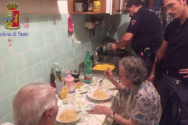 KOMŠIJE PRIJAVILE DA STARAC I STARICA NEPRESTANO PLAČU: Policajcima se srce steglo kad su došli, pa su uradili ovo!