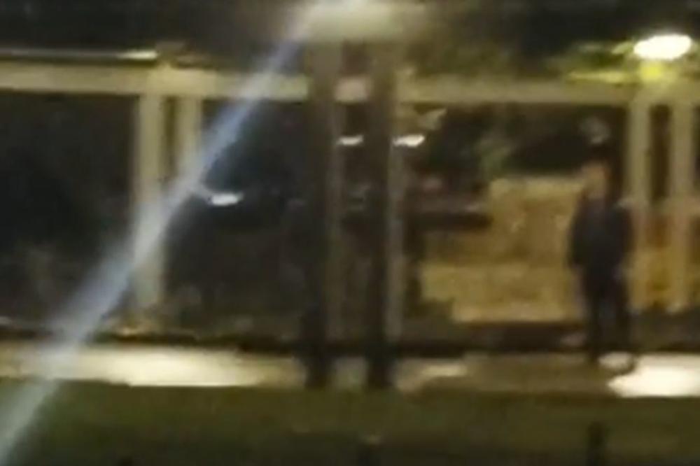 (UZNEMIRUJUĆE) POJAVIO SE SNIMAK UBADANJA MIGRANTA KOD AUTOBUSKE STANICE: Izvadio je nož i zario mu ga u stomak!