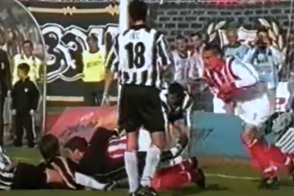 ZVEZDIN SAMI HIPIJA: Dao gol, pa pretrčao 100 metara i došao do Severa - nosio je sliku mrtvog prijatelja!