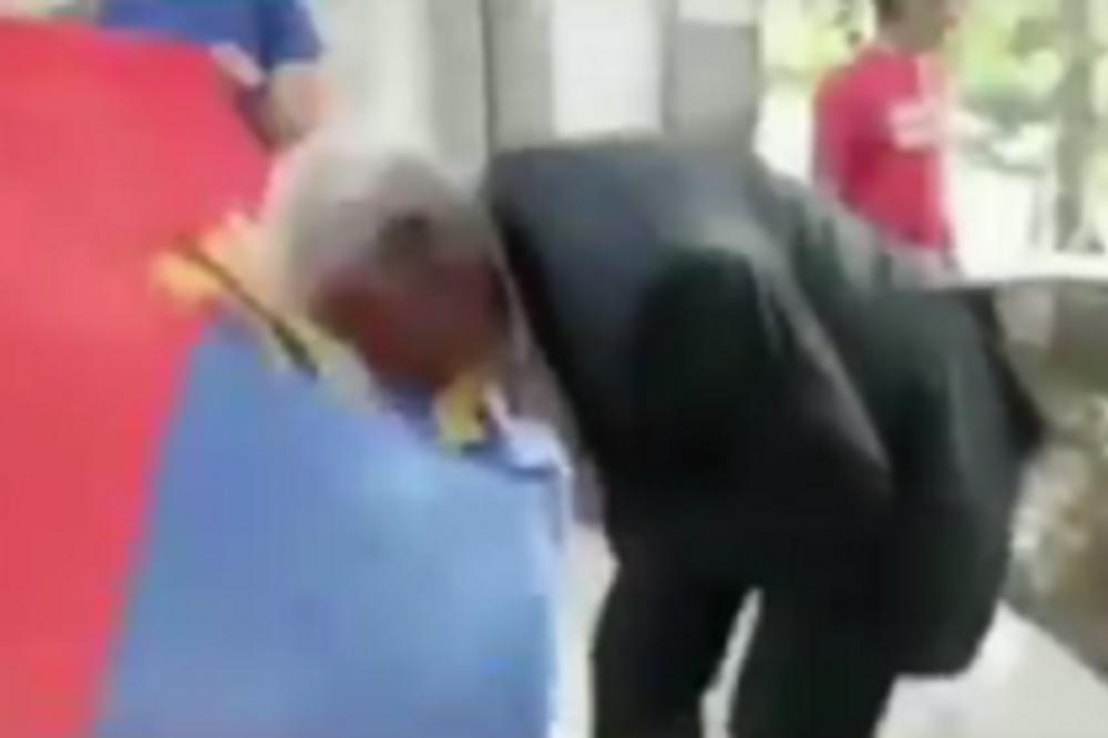 KRIVOKAPIĆ UHVAĆEN DA LJUBI TROBOJKU SA 4S: Otišao je na ovo mesto da to uradi! ONI SU POLUDELI ZBOG SRBOVANJA