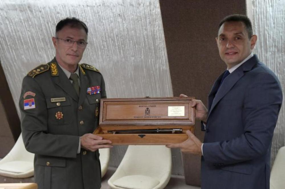 ODRŽAN KOLEGIJUM MINISTARSTVA ODBRANE I VOJSKE SRBIJE: Vulinu uručen bajonet na poklon (FOTO/VIDEO)