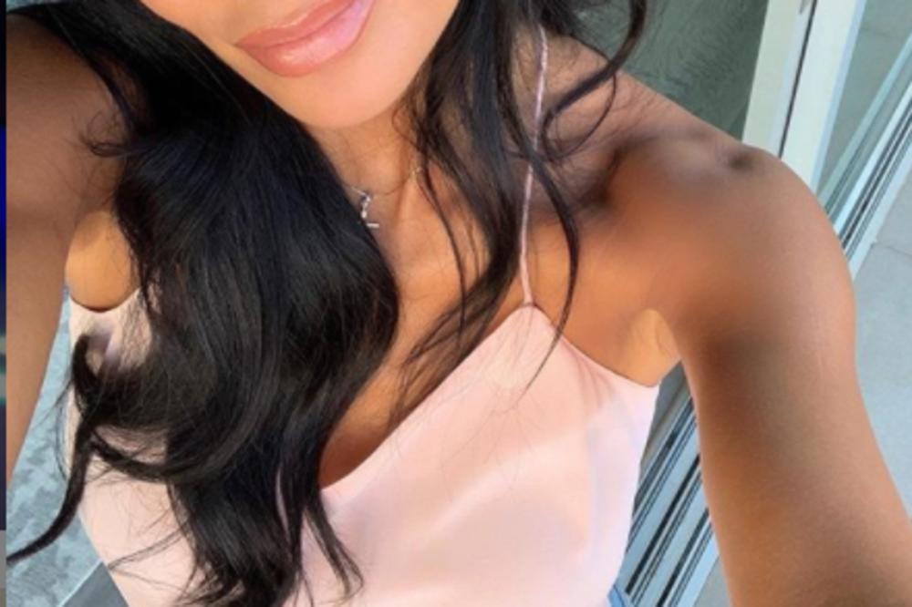 PEVAČICA POKAZALA DEKOLTE DO PUPKA, SVI GLEDAJU NJENE PRIRODNE GRUDI! Zašla je u petu deceniju i još nema operacije