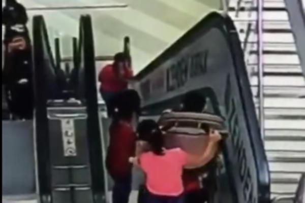 GDE SU RODITELJI?! Dve devojčice pokušale da spuste brata niz POKRETNE STEPENICE a onda se dogodilo OVO! (VIDEO)