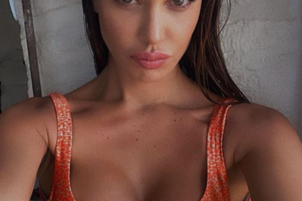 ZA PEGAVOM MANEKENKOM POLUDEO CEO SVET! Kada vidite kako je zgodna biće vam jasno ZAŠTO JE PONOS PLAYBOYA! (FOTO)