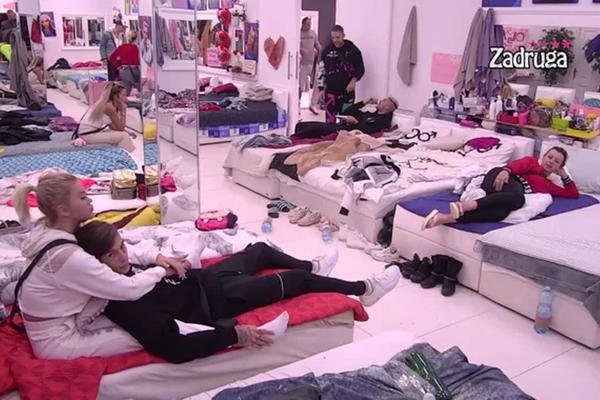 MATOROJ ĆE POZLITI OD NJIH DVOJE! Niko im ništa ne može, evo ŠTA rade dok ih ona gleda! (VIDEO)