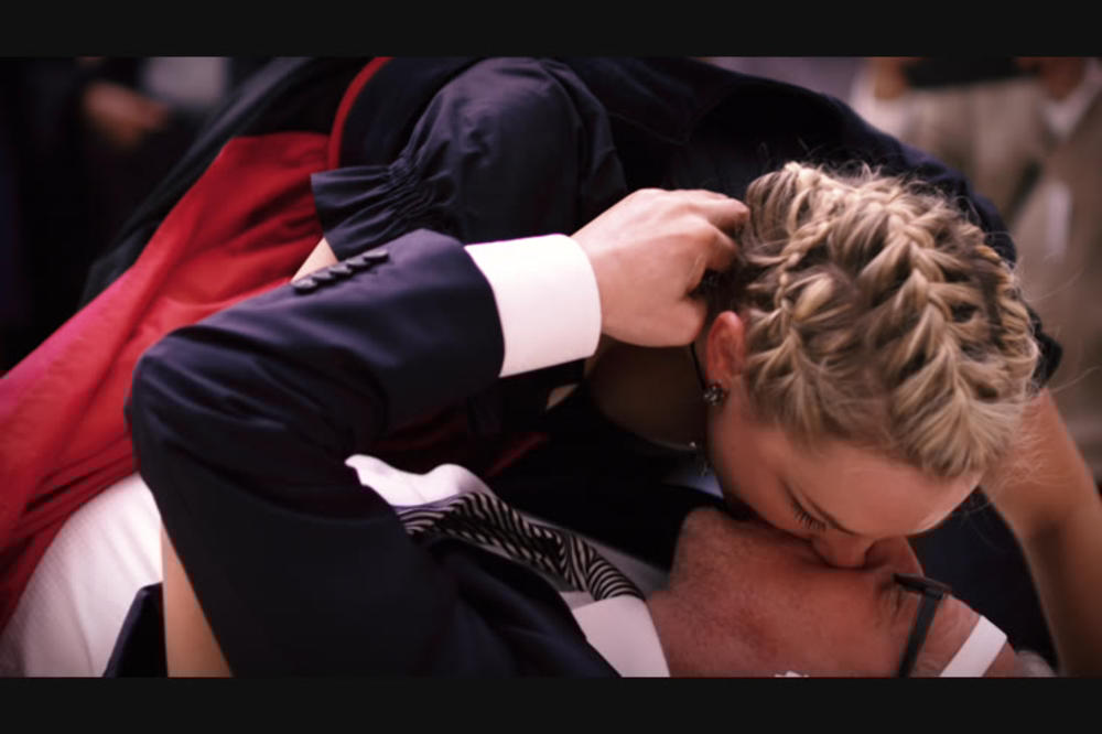 NAJLUĐI SVETSKI UMETNIK STIŽE U BEOGRAD: Hoće li opet IZNERVIRATI srpsku PUBLIKU kao GOLOTINJOM na BITEFU?