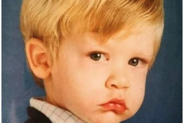 DANAS JE OPASAN FRAJER, A POČEO JE DA GLUMI SA SEDAM GODINA! Da li znate o kome je reč? (FOTO)