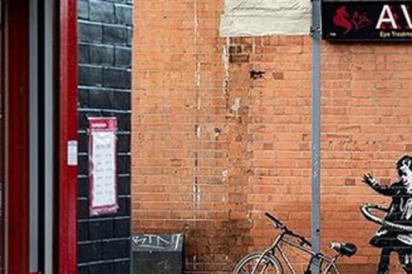 ČUVENI ULIČNI UMETNIK IZNENADIO NOVOM PROVOKACIJOM: Svi se pitaju o čemu se RADI na ovom BENKSIJEVOM MURALU (FOTO)