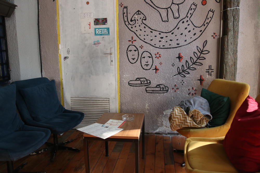 OVO JE NAUK ZA SVAKOG KONOBARA: Deda Stanko 2 godine nije došao u svoj omiljeni kafić, ali gazda ČUVA NJEGOVO MESTO