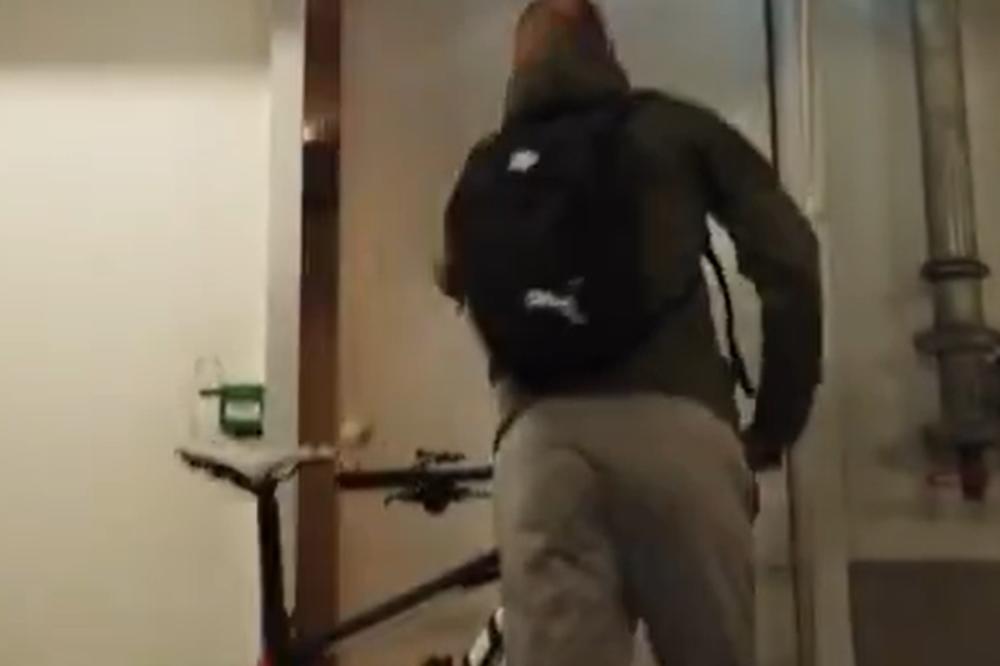 NJEGA NE ZANIMAJU BRZA KOLA I DOBRE RIBE: Jedan je od najvećih ikada, a na treninge i utakmice dolazi biciklom!