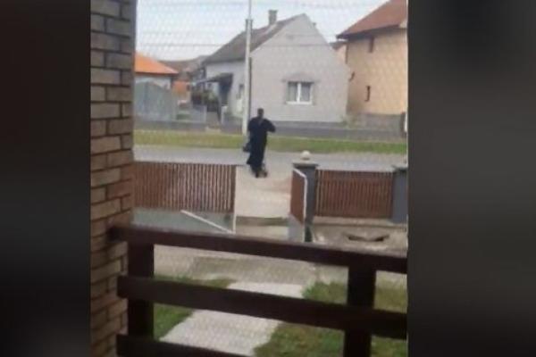 SRBIJA GLEDA OVOG SVEŠTENIKA I NE VERUJE! Hit je kako ovaj pop osveštava kuće! (VIDEO)