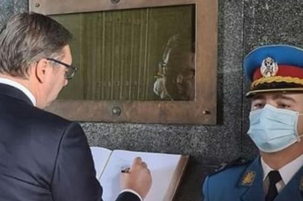 OBELEŽAVANJE DANA OSLOBOĐENJA BEOGRADA: Vučić položio venac na spomenik Neznanom junaku na Avali! (FOTO)