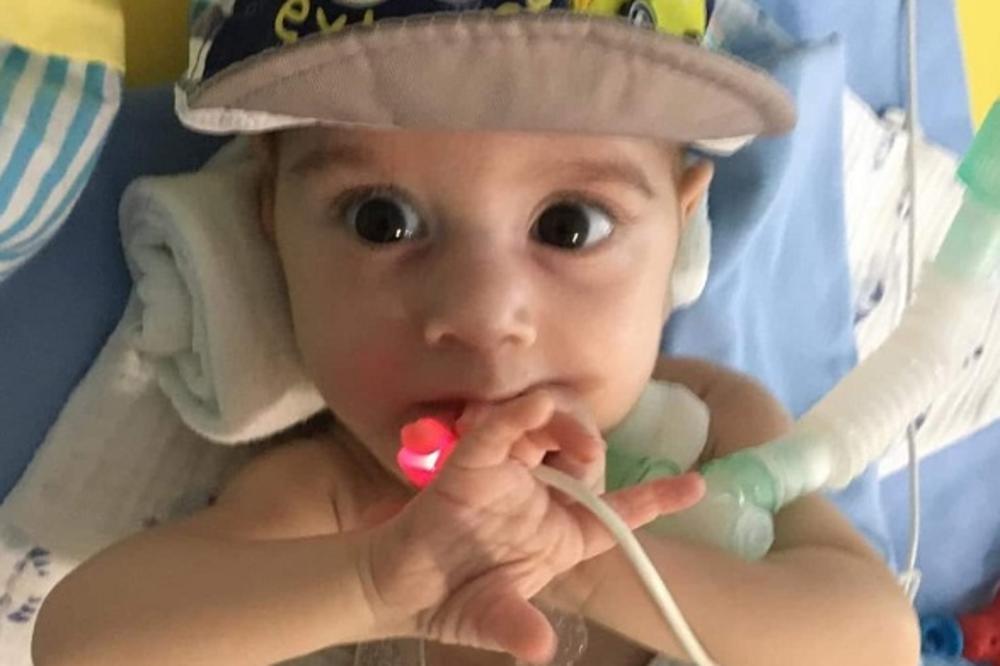 OVE OČI ĆE VAS SKROZ OSVOJITI: Oliver ima respirator u grlu od 2. godine života, MAJKU DUGO NIJE VIDEO! (FOTO)
