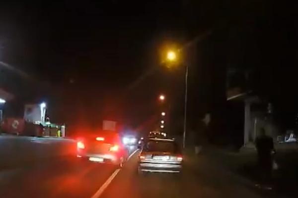 BAHATI SRPSKI VOZAČ RAZBESNEO JE CELU ZEMLJU! Šta radiš to čoveče, hoćeš li namerno da ubiješ nekoga? (VIDEO)