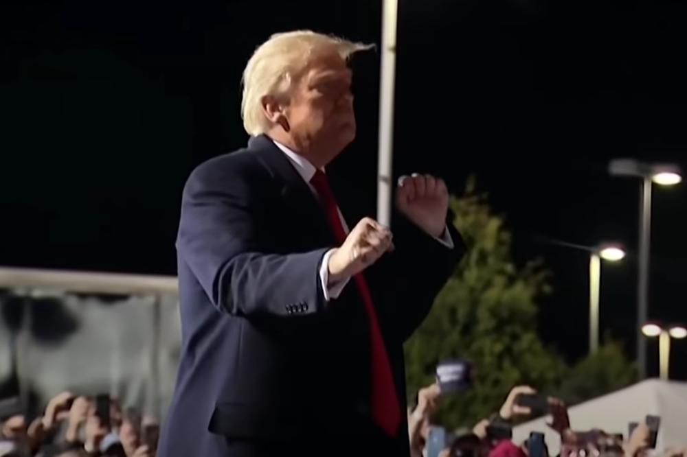 PO NAJGORIM VREMENSKIM USLOVIMA SU IZAŠLI DA GA PODRŽE! TRAMP veruje u SVOJU POBEDU! (VIDEO)