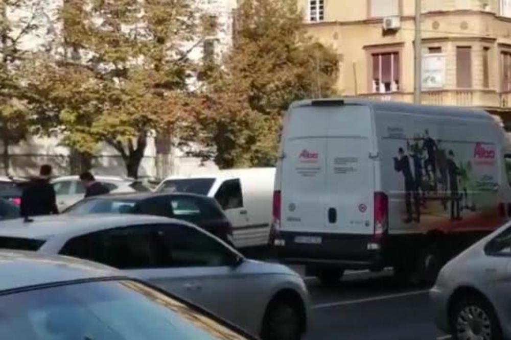 LANČANI SUDAR U KNEZA MILOŠA: Čuknula se tri automobila, SAOBRAĆAJ nije trpeo ni na momenat (VIDEO)