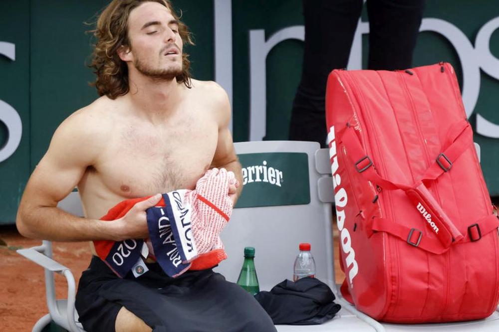 DEVOJKE ŠIROM SVETA UPRAVO PADAJU U NESVEST: Najzgodniji teniser provocira golom fotkom, ima samo OVO i drži...