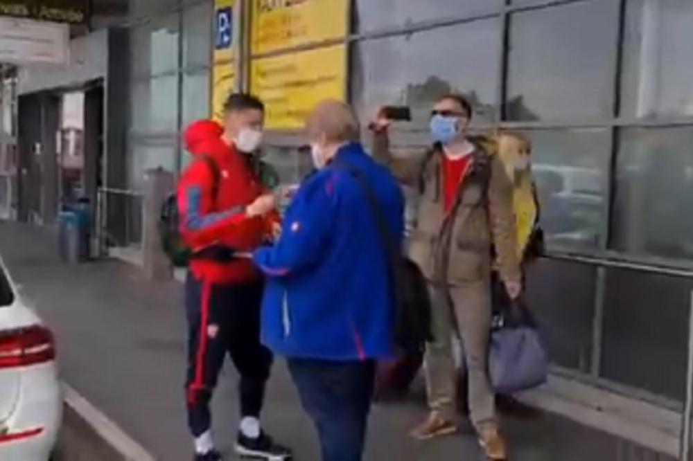 NEMAČKI NAVIJAČI OPKOLILI IGRAČA ZVEZDE: Traže mu autogram, a ni u milion pokušaja ne biste pogodili o kome se radi