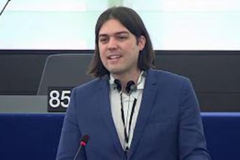 HRVATSKI POLITIČAR NAPRAVIO SKANDALČINU U EVROPARLAMENTU: Najgore je bio kad je počeo da RASKOPČAVA KAIŠ!
