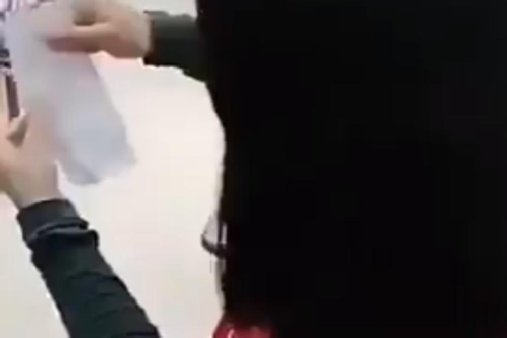 KAKO BIH MU JA RAZLUPAO DIGITRON O GLAVU! Procureo snimak svađe KASIRKE I MUŠTERIJE, komentari PLJUŠTE (VIDEO)