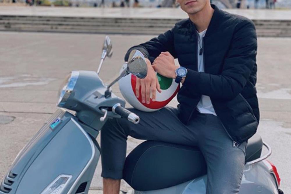 OVAJ MLADIĆ REKLAMIRA DONJI VEŠ, a nakon OVIH FOTOGRAFIJA shvatićete i zašto! Ranije nije OVAKO IZGLEDAO!