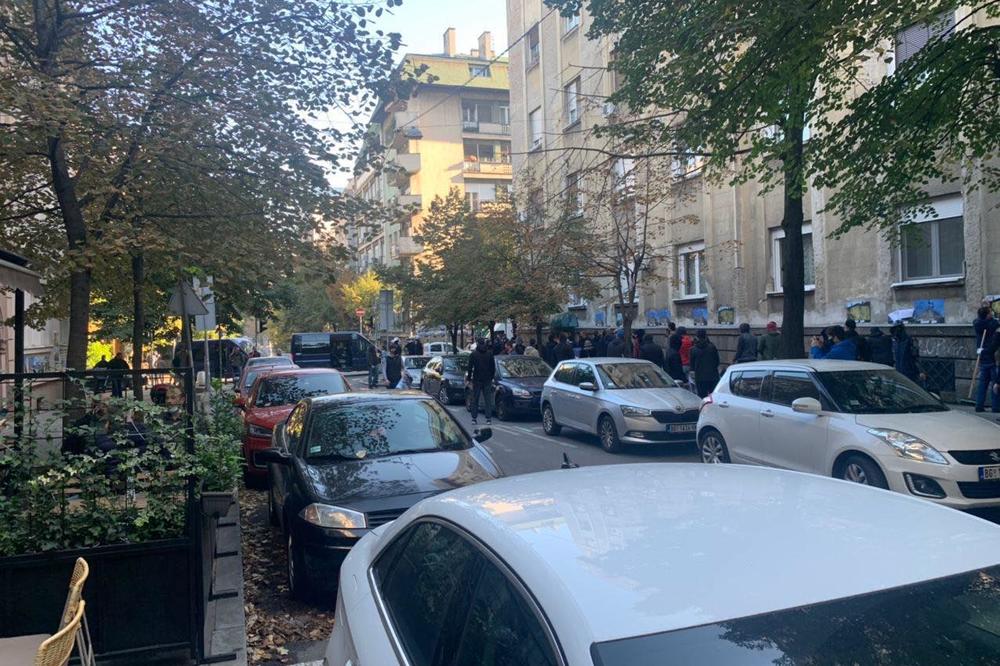 DELIJE UDARILE NA ALBANCE: Navijači okupirali centar grada, zidovi Beograda govore više od reči!