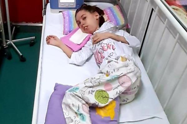 SLIKA IZ PRIJEPOLJA KOJA KIDA DUŠU: Amina ima samo 12 godina, da bi mogla da diše POTREBNO JE 6.000 EVRA!