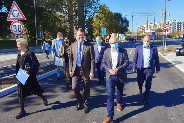 U NOVOM SADU OTVORENA ZA SAOBRAĆAJ ULICA MARKA MILJANOVA: Vučević i Mirović bili u obilasku