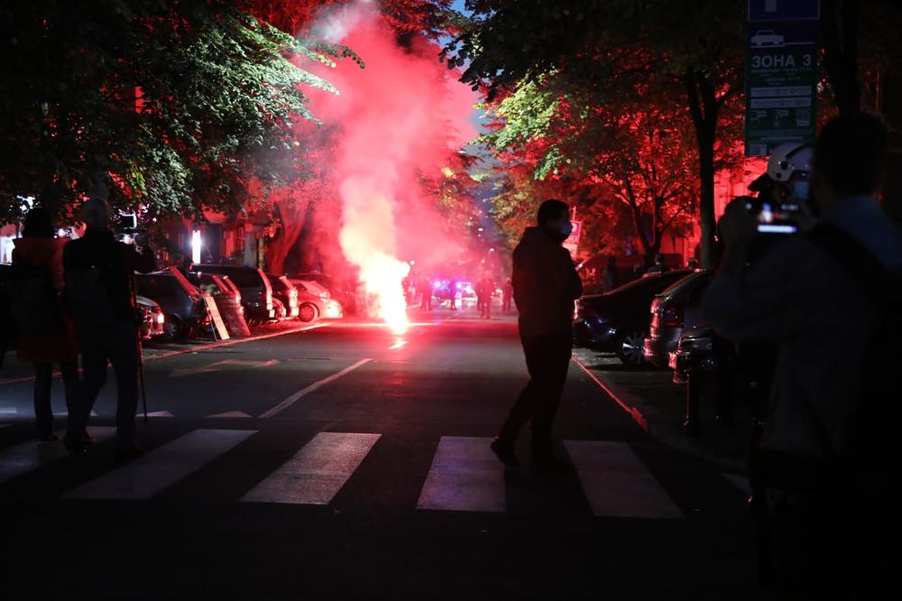 UBI ŠIPTARA, UBI ŠIPTARA - ODJEKUJE BEOGRADOM! Bačena PRVA BAKLJA, muškarac PRIVEDEN (UŽIVO VIDEO)