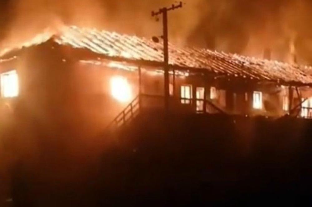 STRAVIČAN POŽAR U BAČU: Izgorela cela STAMBENA ZGRADA, 20 porodica ostalo bez KROVA NAD GLAVOM (VIDEO)