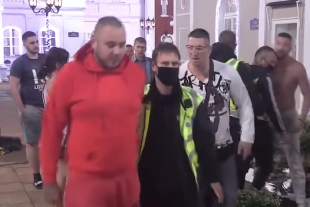 HAOS U BELOJ KUĆI - RAZVALIO VRATA! Pobesneo, pa počeo da URLA - nije mogao da se SMIRI! DISKVALIFIKACIJA U TOKU?!