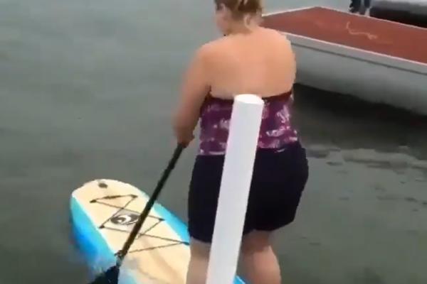 DEBELJUCA JE STALA NA DASKU ZA VESLANJE, a onda je usledio PAD BIBLIJSKIH RAZMERA! (VIDEO)