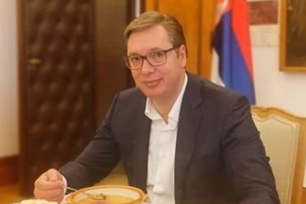 VUČIĆ OBJAVIO NAJNOVIJU FOTOGRAFIJU I ZAPALIO INSTAGRAM: Slikao se dok jede VOJNIČKI PASULJ! (FOTO)