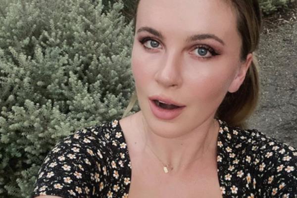 ĆERKA SLAVNOG GLUMCA GOLIM GRUDIMA POZIVA NA GLASANJE: Bradavice u krupnom planu a tek da vidite šta piše na njima!