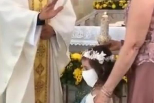 SVEŠTENIK KRENUO DA DAJE BLAGOSLOV DEVOJČICI, SVI U CRKVI SU VIDELI OVO: Scena sa KRŠTENJA se prepričava! VIDEO