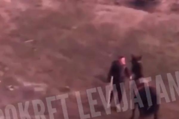 SKANDALOZAN SNIMAK SA ZLATIBORA: Kad vidite šta ovaj "ČOVEK" radi konju, povraćaće vam se! (UZNEMIRUJUĆI VIDEO)