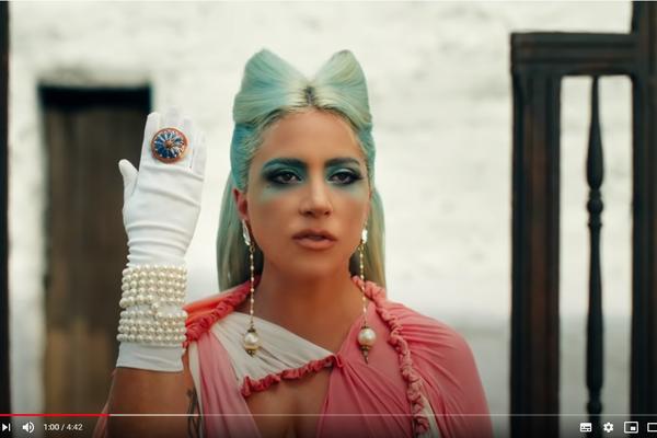 NOVI SPOT LEJDI GAGE ''911'' parafrazira prizore iz filma SERGEJA PARADŽANOVA ''BOJA NARA''