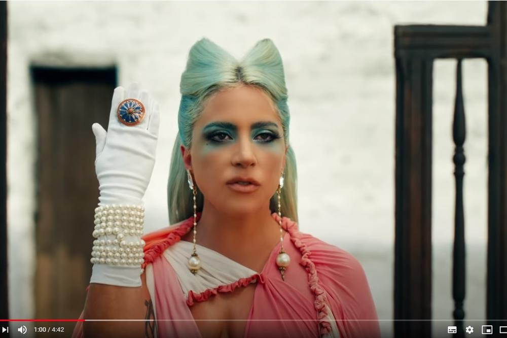 NOVI SPOT LEJDI GAGE ''911'' parafrazira prizore iz filma SERGEJA PARADŽANOVA ''BOJA NARA''