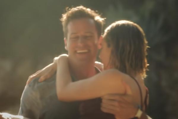 POZNATA GLUMICA PREVARILA MUŽA SA OŽENJENIM KOLEGOM! Svi je pljuju, a i OVO je pored svega doživela! (VIDEO)