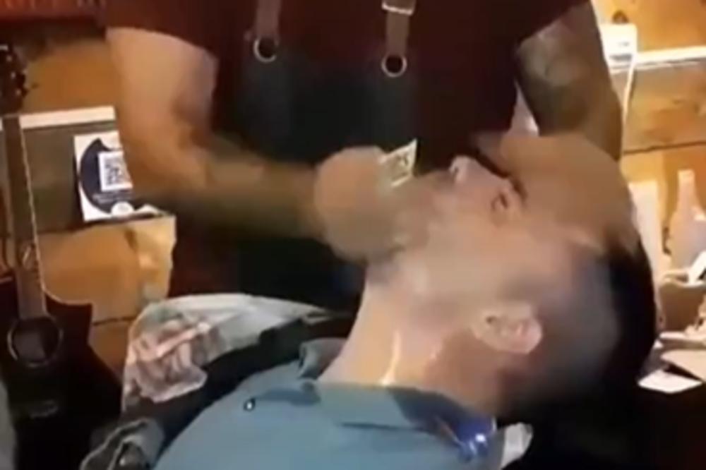 NE ZNA SE KO JE GLUPLJI, OVAJ KONOBAR ILI PIJANA MUŠTERIJA: Krajnji rezultat je KATASTROFA! (VIDEO)